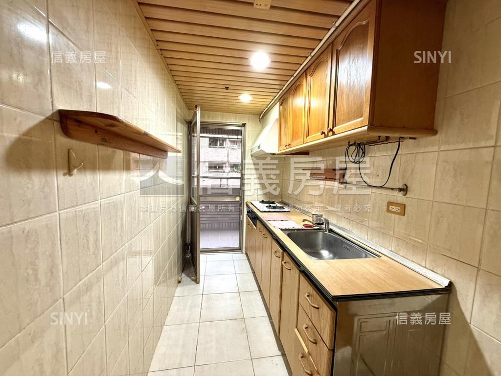 地中海夕陽海哇三房平車房屋室內格局與周邊環境