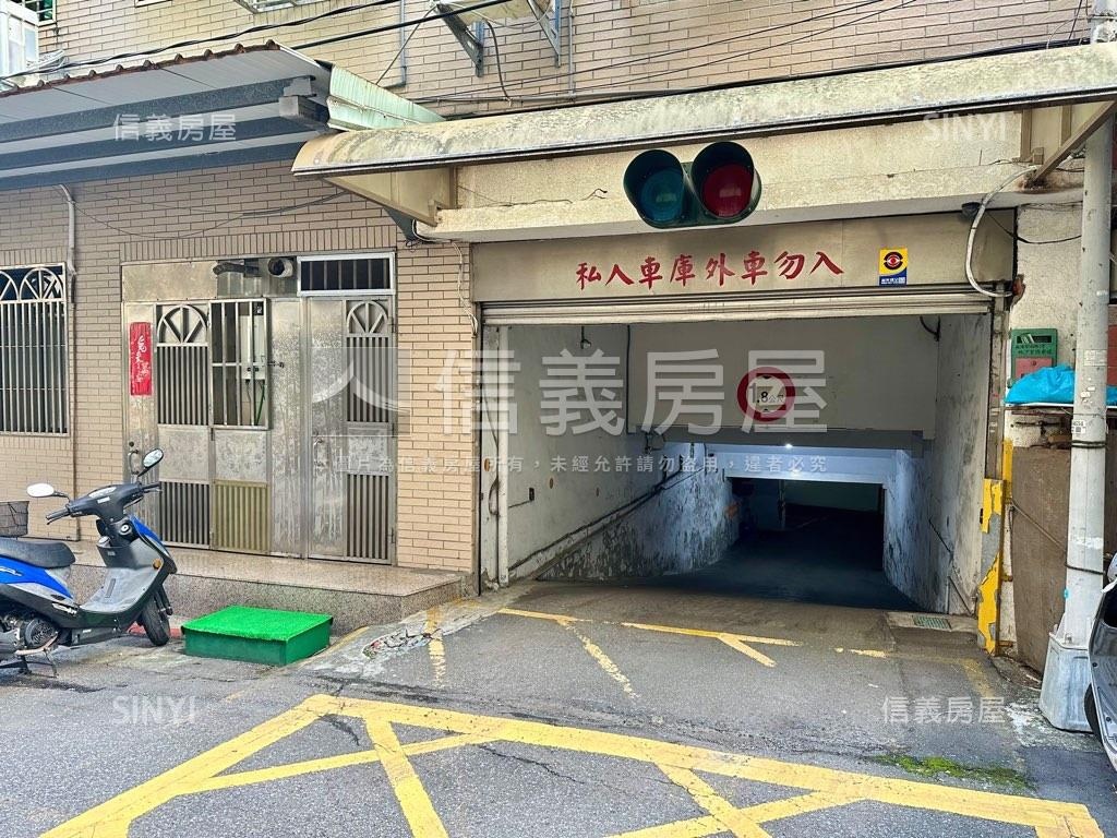 劍潭獨立權狀坡平雙車位房屋室內格局與周邊環境