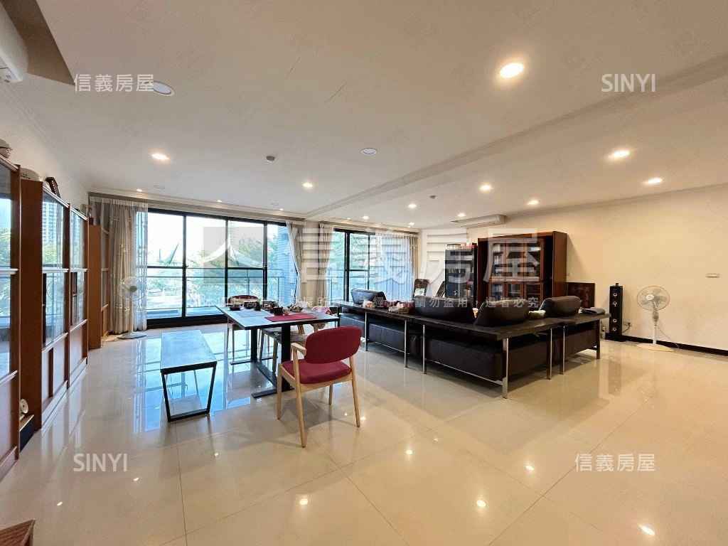 八期秀泰生活圈四房雙車位房屋室內格局與周邊環境