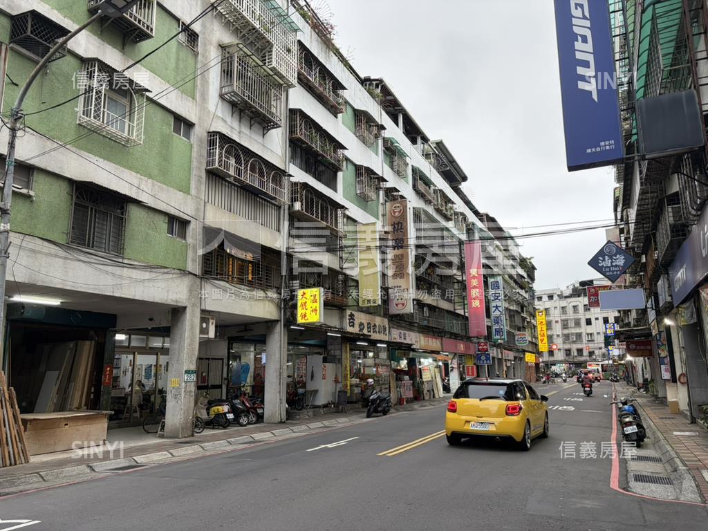 正三民街上。黃金店面房屋室內格局與周邊環境