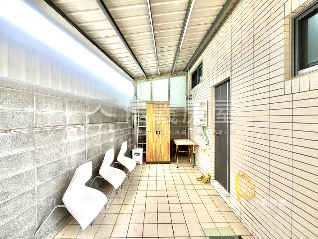 仁里文苑四房邊間前院別墅房屋室內格局與周邊環境