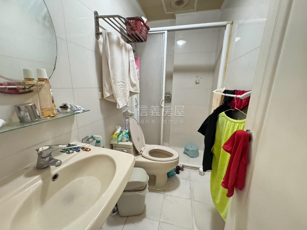 忠孝街臨路店面房屋室內格局與周邊環境