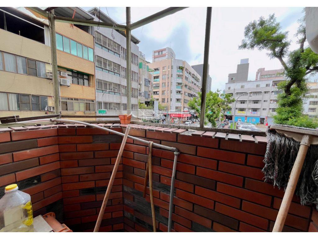 轉角Ｃ位黃金樓店房屋室內格局與周邊環境