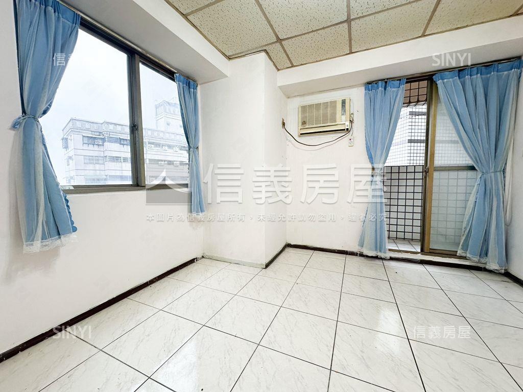雙面採光。陽台套房房屋室內格局與周邊環境