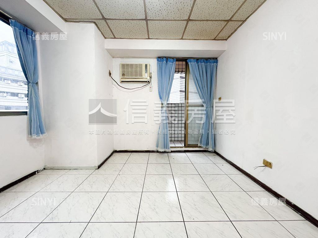 雙面採光。陽台套房房屋室內格局與周邊環境