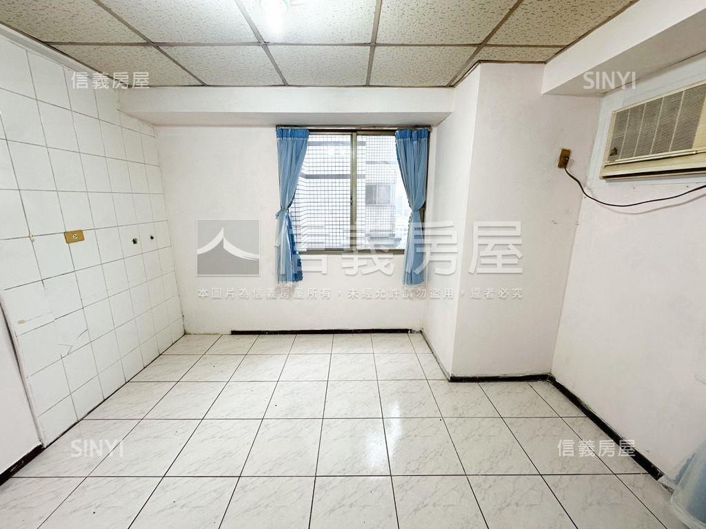 雙面採光。陽台套房房屋室內格局與周邊環境