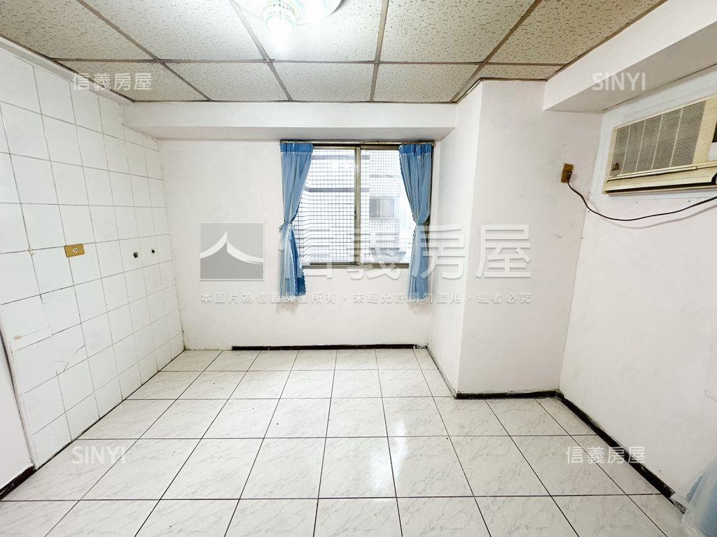雙面採光。陽台套房房屋室內格局與周邊環境