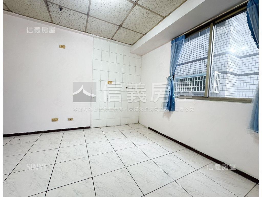雙面採光。陽台套房房屋室內格局與周邊環境
