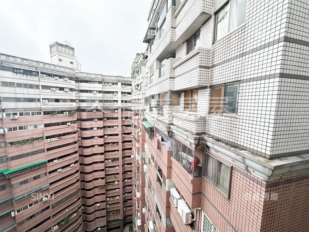 雙面採光。陽台套房房屋室內格局與周邊環境