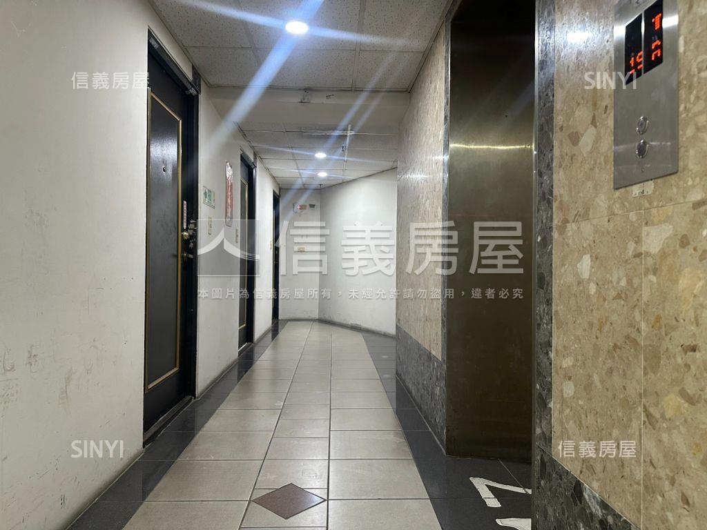 雙面採光。陽台套房房屋室內格局與周邊環境