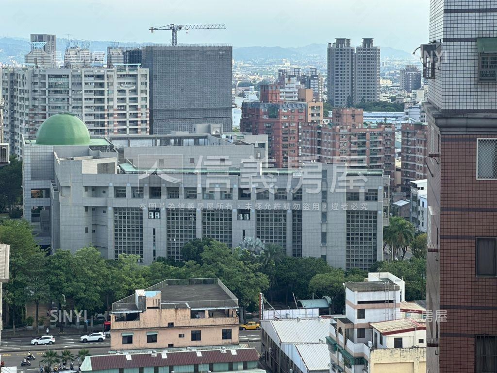雙面採光。陽台套房房屋室內格局與周邊環境
