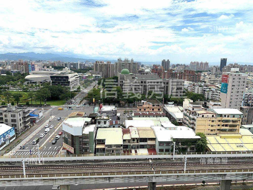 雙面採光。陽台套房房屋室內格局與周邊環境