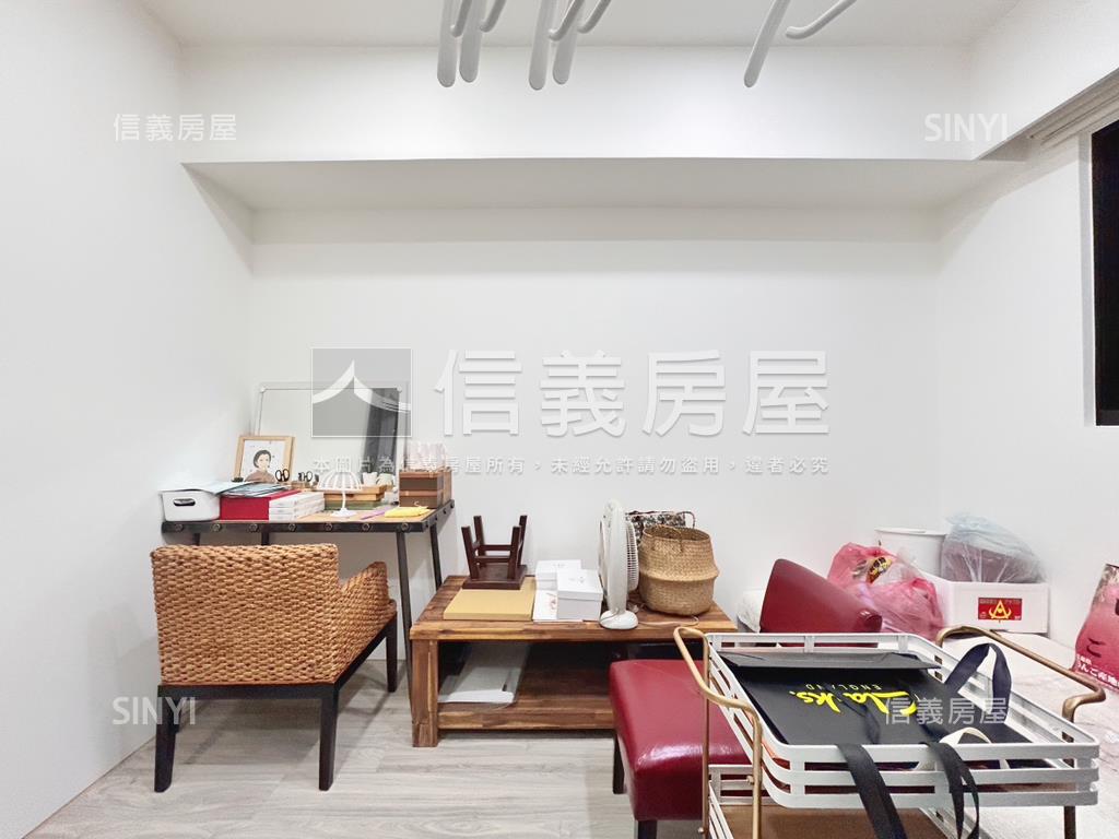 高樓山景精美裝潢三房車位房屋室內格局與周邊環境