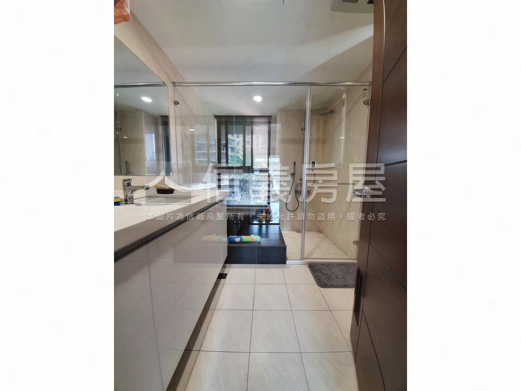 全坤世紀館精品美三房房屋室內格局與周邊環境