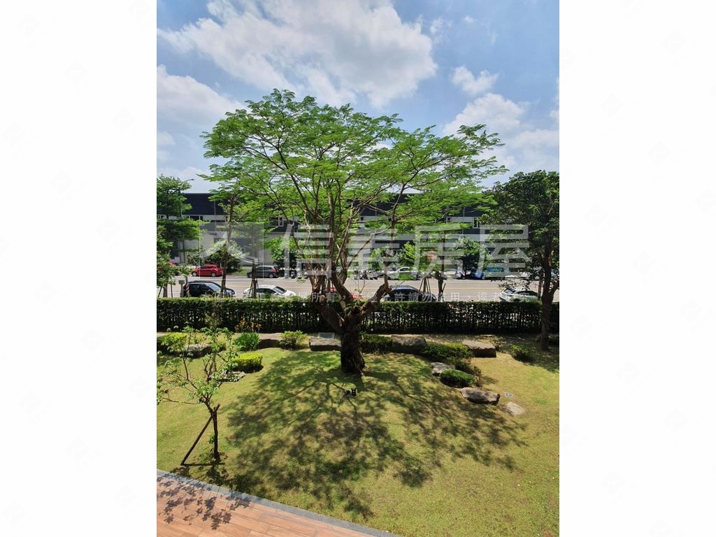 全坤世紀館精品美三房房屋室內格局與周邊環境