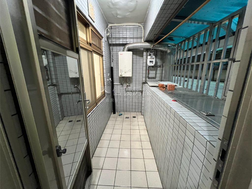 永樂華廈方正三房車位房屋室內格局與周邊環境