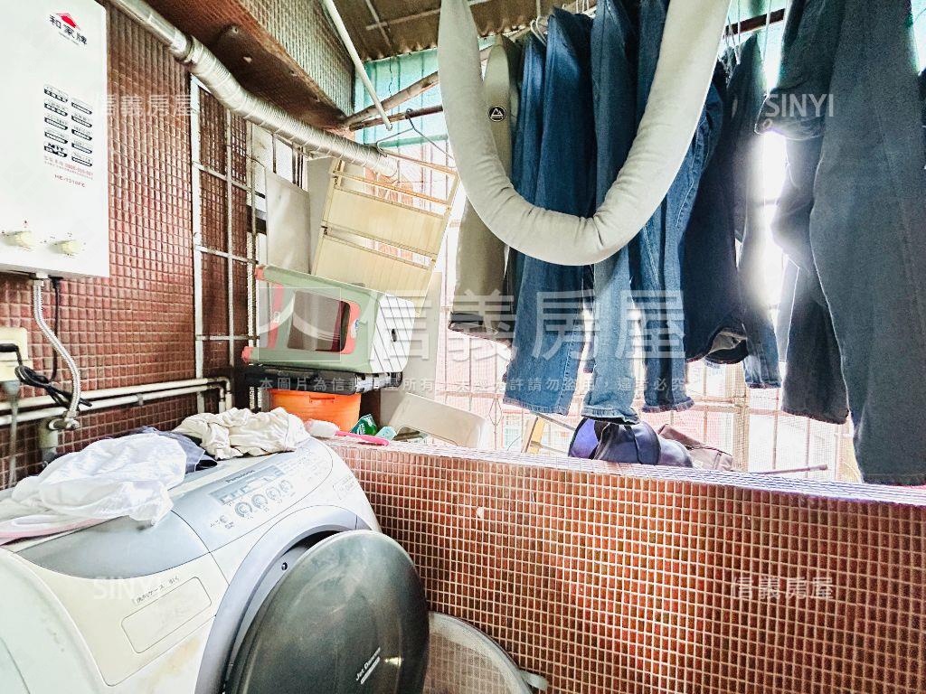 近捷運．靜巷電梯二房二衛房屋室內格局與周邊環境