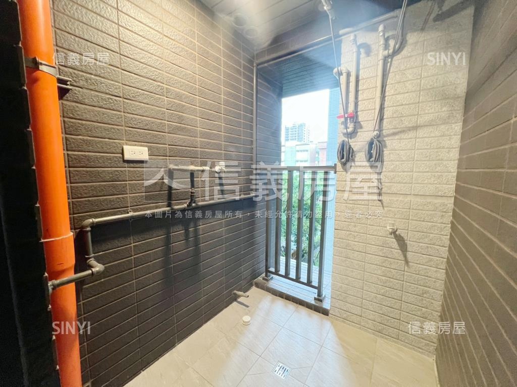 副都心雙橡園稀有露臺戶房屋室內格局與周邊環境