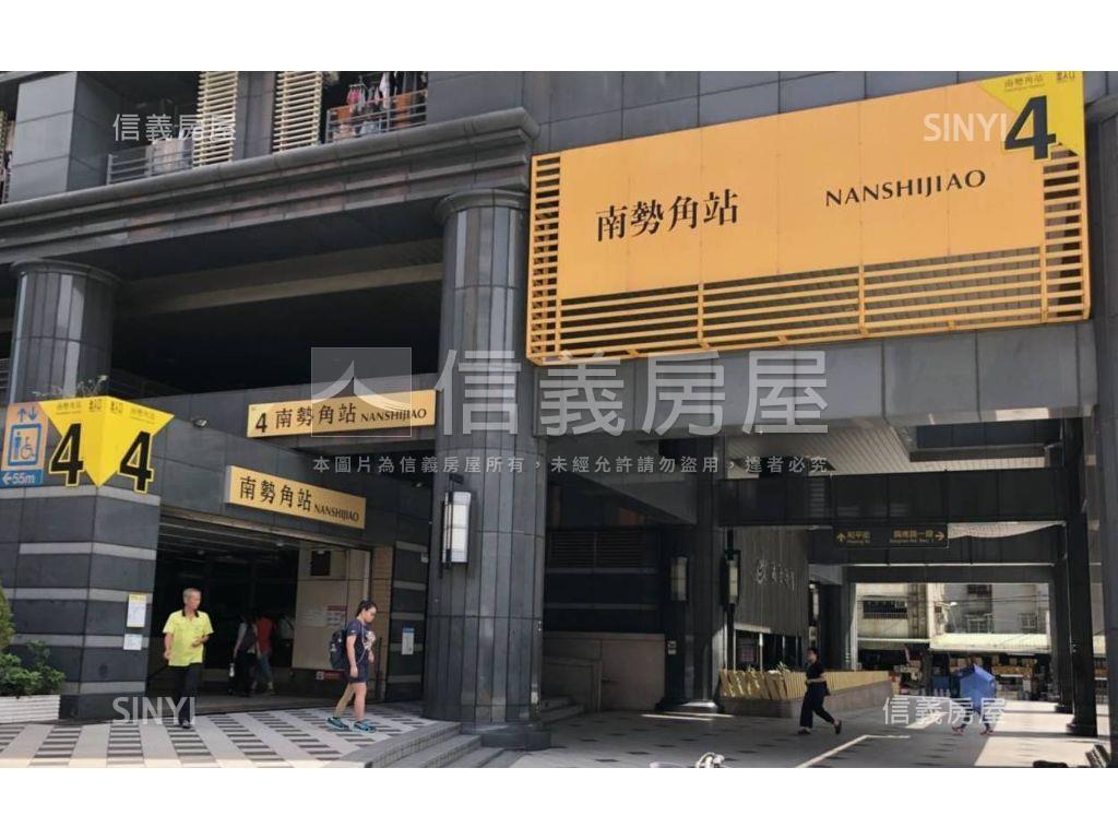 南勢角方正大樓平面車位房屋室內格局與周邊環境