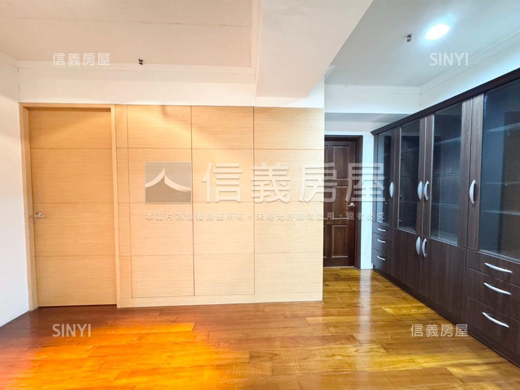 世紀皇家朝外溫馨大三房房屋室內格局與周邊環境