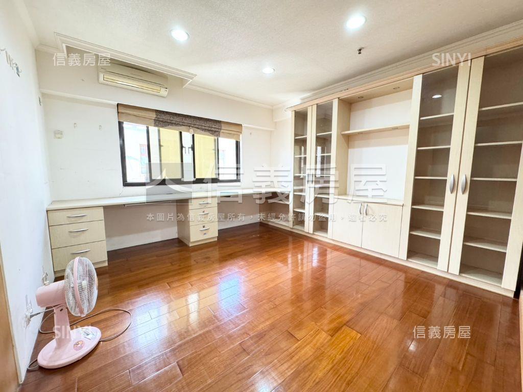 世紀皇家朝外溫馨大三房房屋室內格局與周邊環境