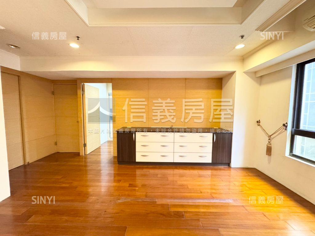 世紀皇家朝外溫馨大三房房屋室內格局與周邊環境