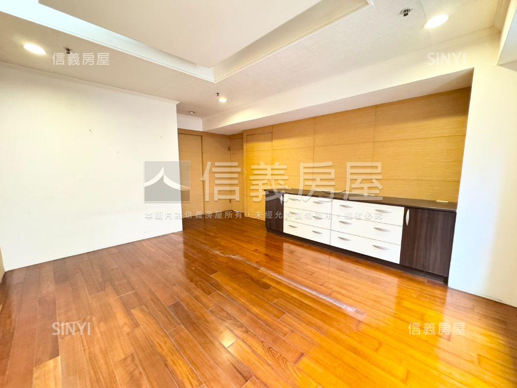 世紀皇家朝外溫馨大三房房屋室內格局與周邊環境