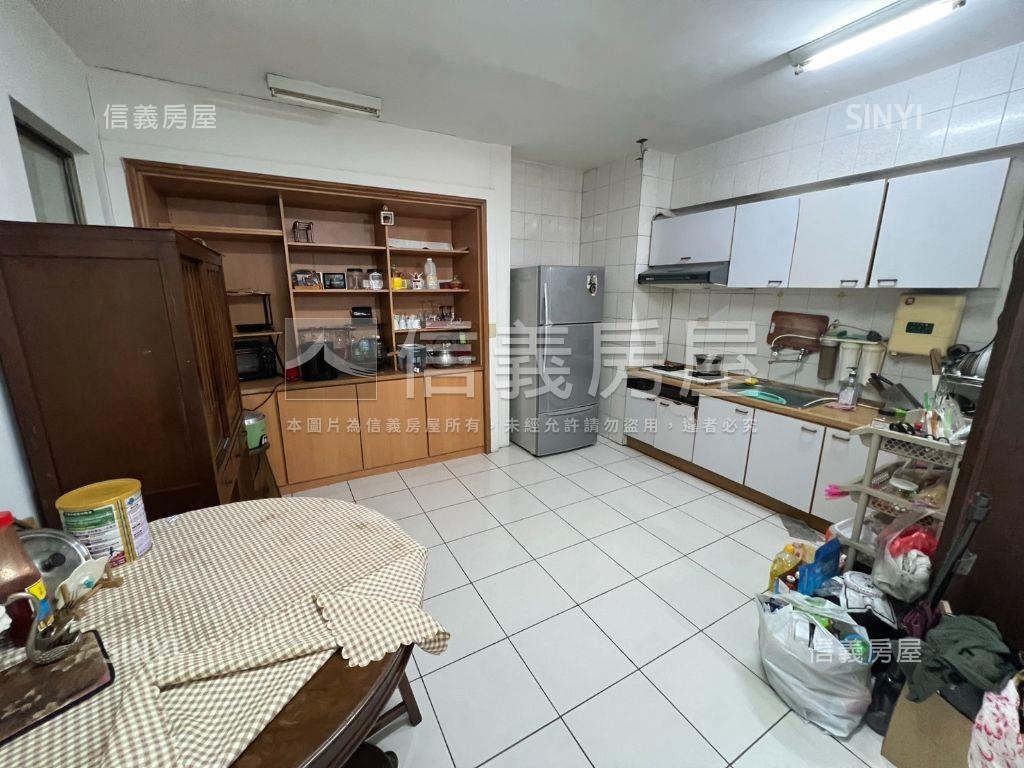 新青安適合。四房含車位房屋室內格局與周邊環境