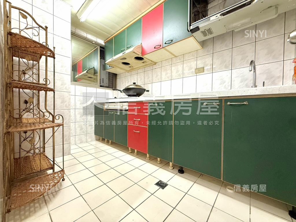 世紀比漾名人四房車位房屋室內格局與周邊環境