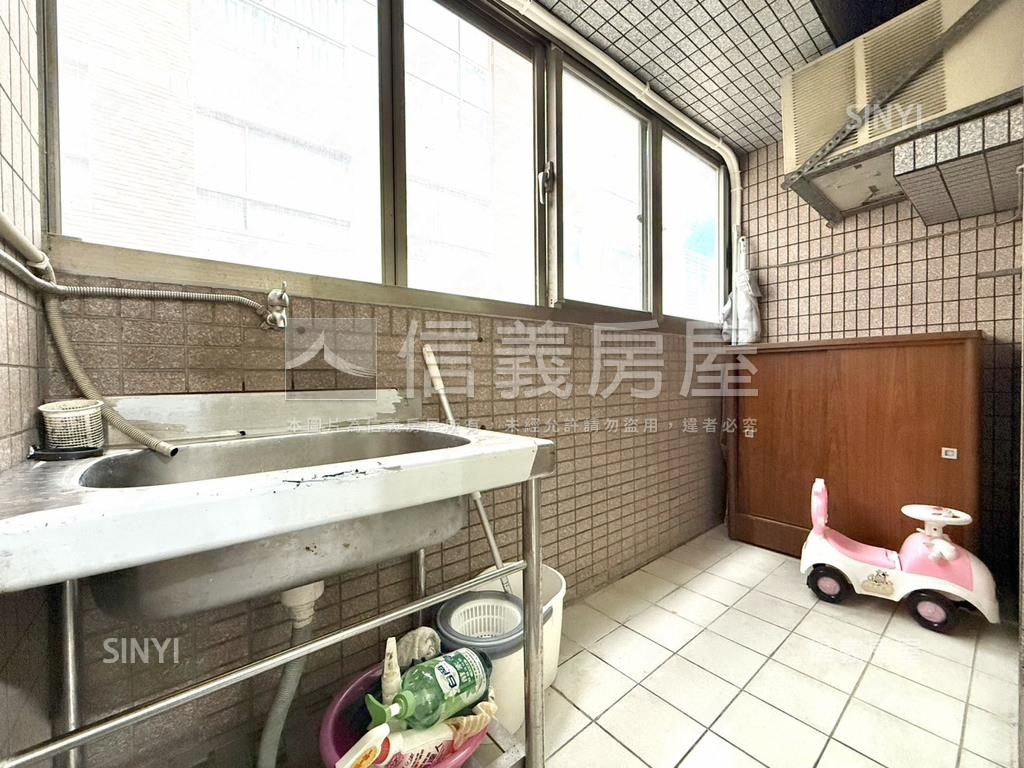 世紀比漾名人四房車位房屋室內格局與周邊環境