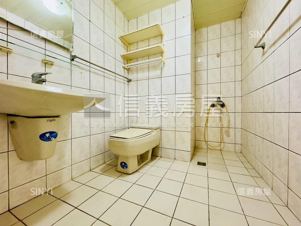 世紀比漾名人四房車位房屋室內格局與周邊環境