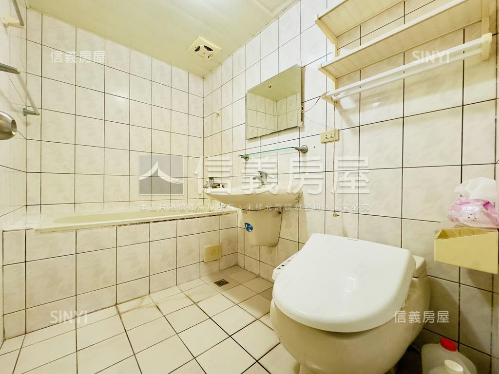 世紀比漾名人四房車位房屋室內格局與周邊環境