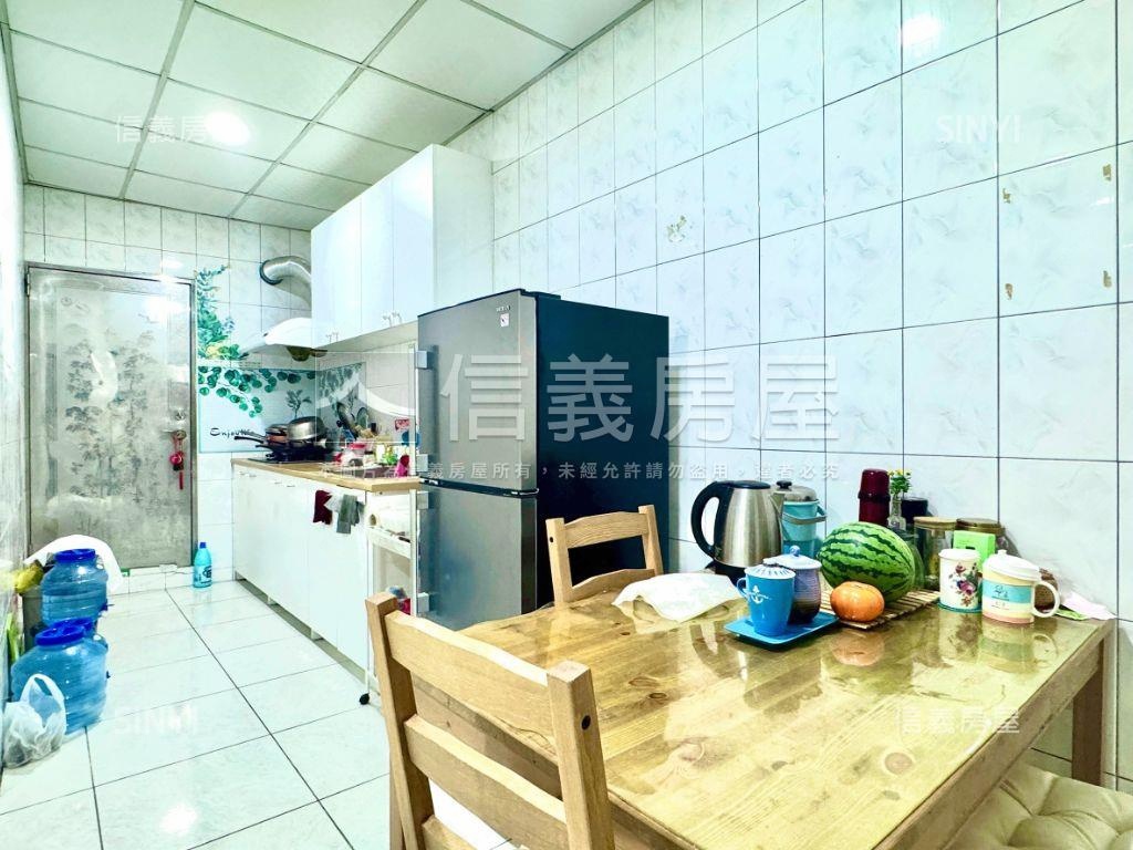 近家樂福有整理好停車透天房屋室內格局與周邊環境