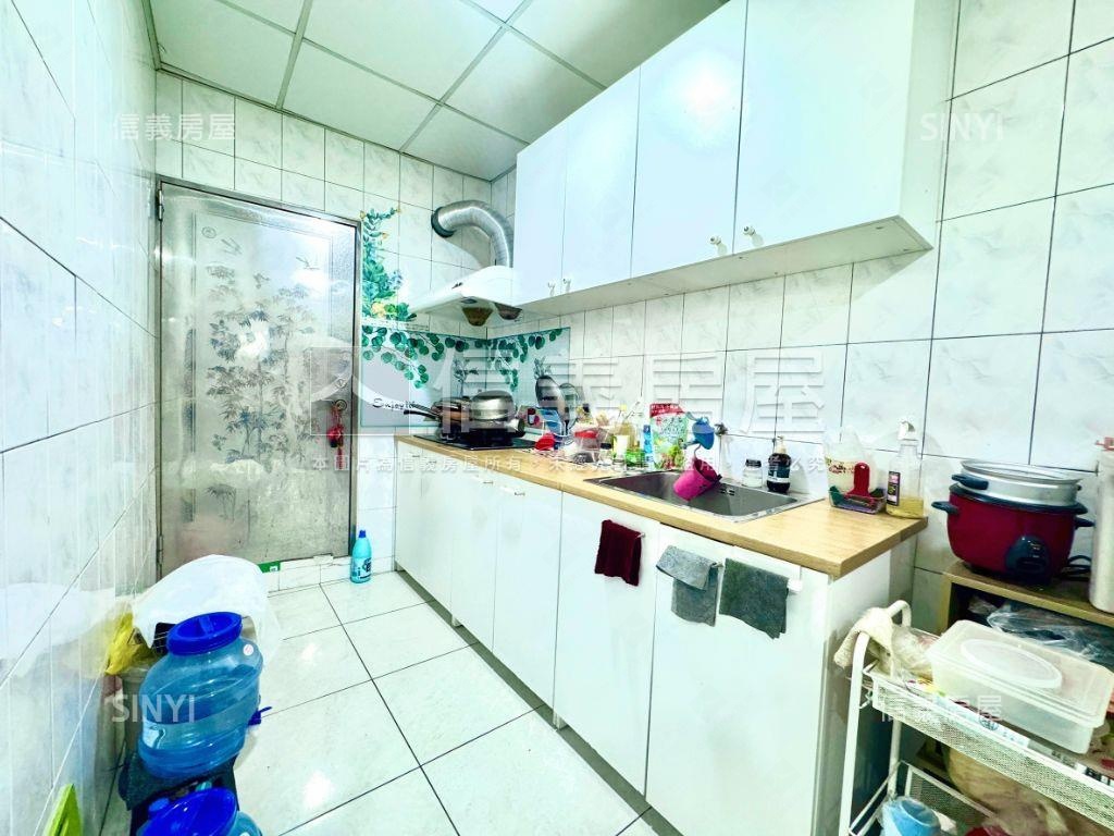 近家樂福有整理好停車透天房屋室內格局與周邊環境