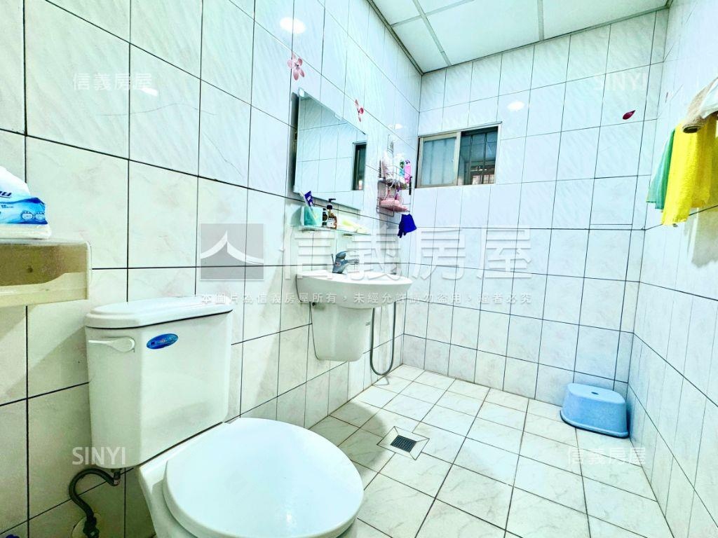 近家樂福有整理好停車透天房屋室內格局與周邊環境