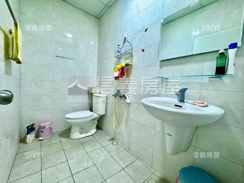 近家樂福有整理好停車透天房屋室內格局與周邊環境