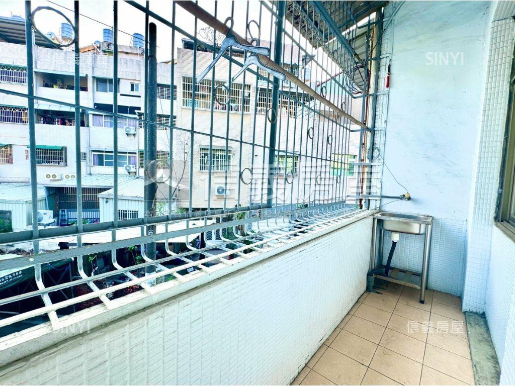 近家樂福有整理好停車透天房屋室內格局與周邊環境