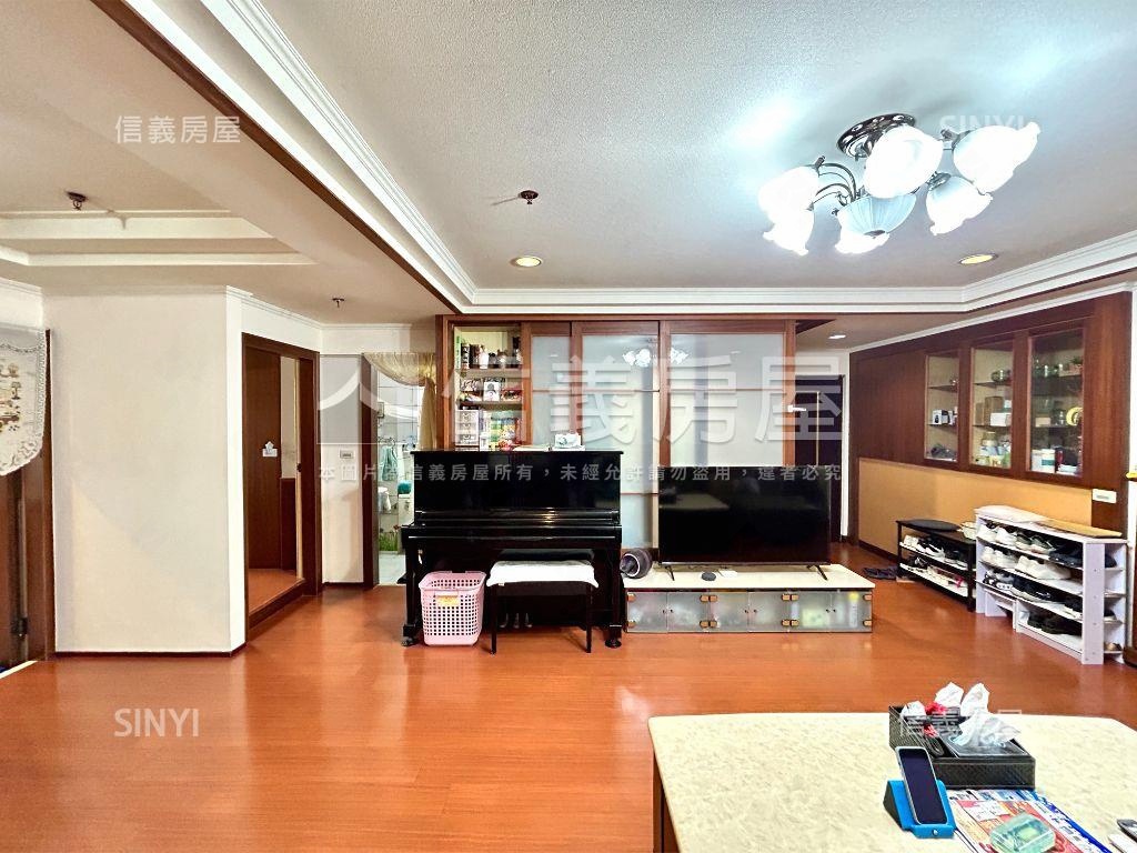 專任巴黎高樓附坡平車位房屋室內格局與周邊環境