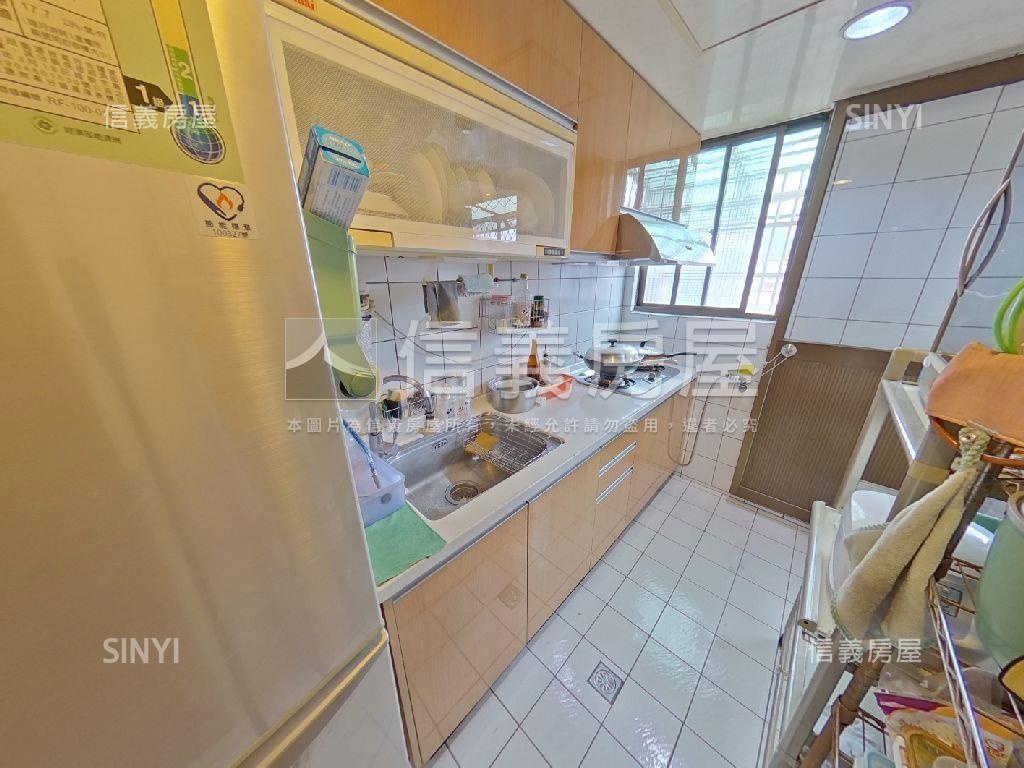 專任巴黎高樓附坡平車位房屋室內格局與周邊環境