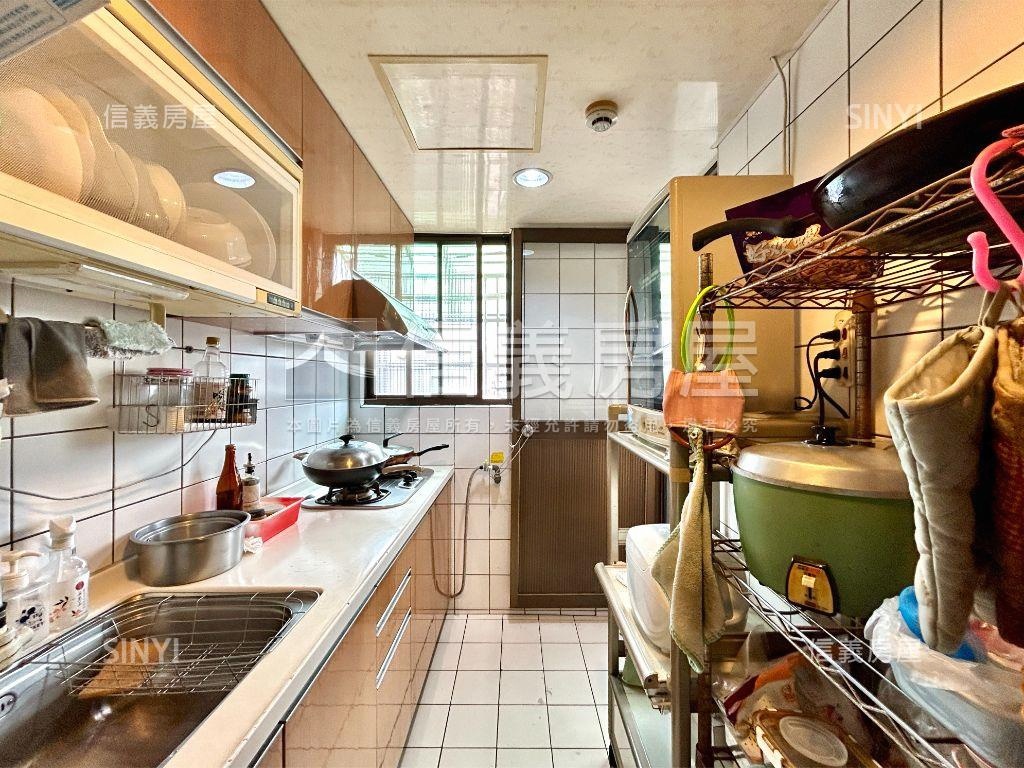 專任巴黎高樓附坡平車位房屋室內格局與周邊環境