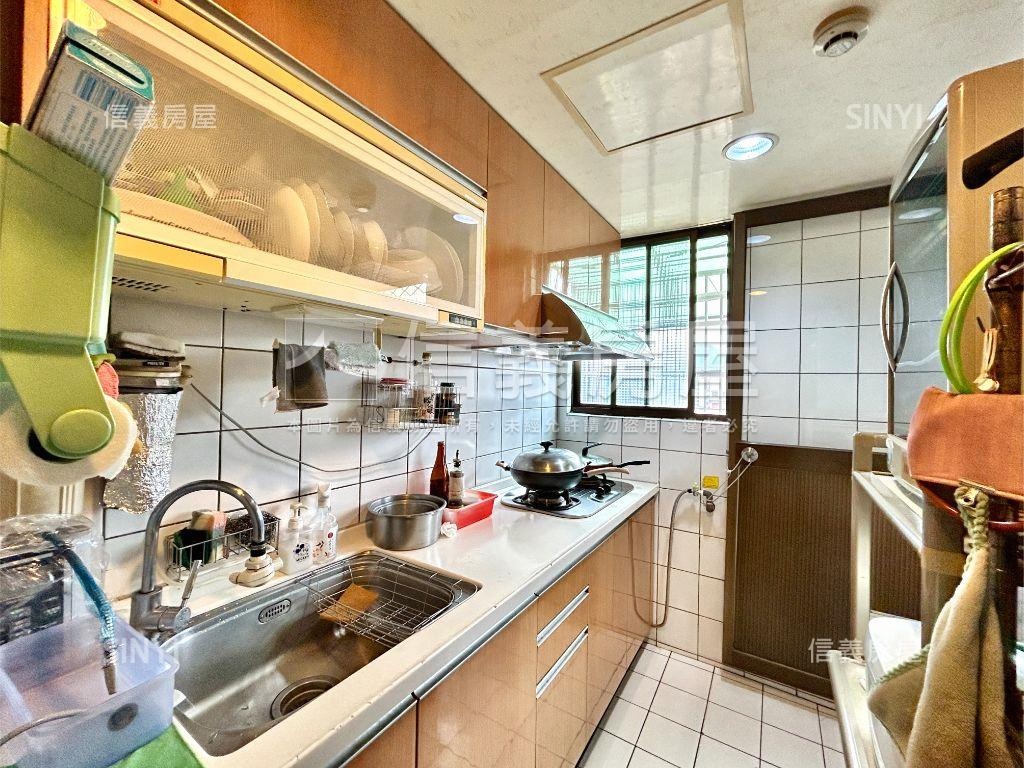 專任巴黎高樓附坡平車位房屋室內格局與周邊環境