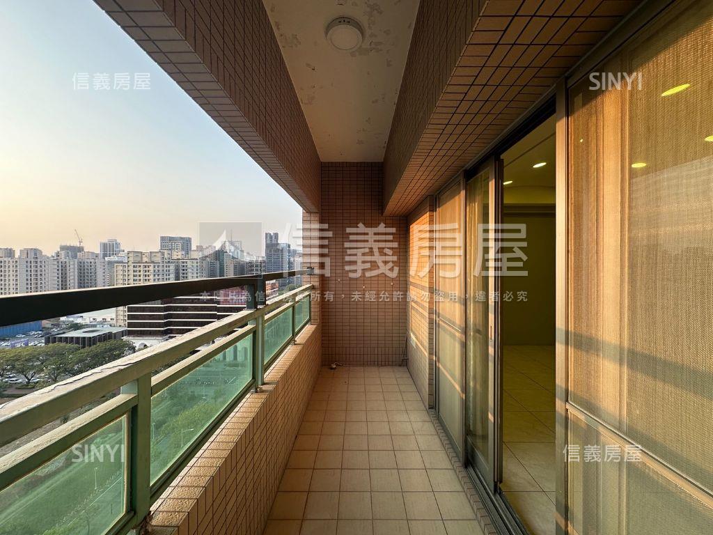 凹仔底首排樓中樓豪邸平車房屋室內格局與周邊環境