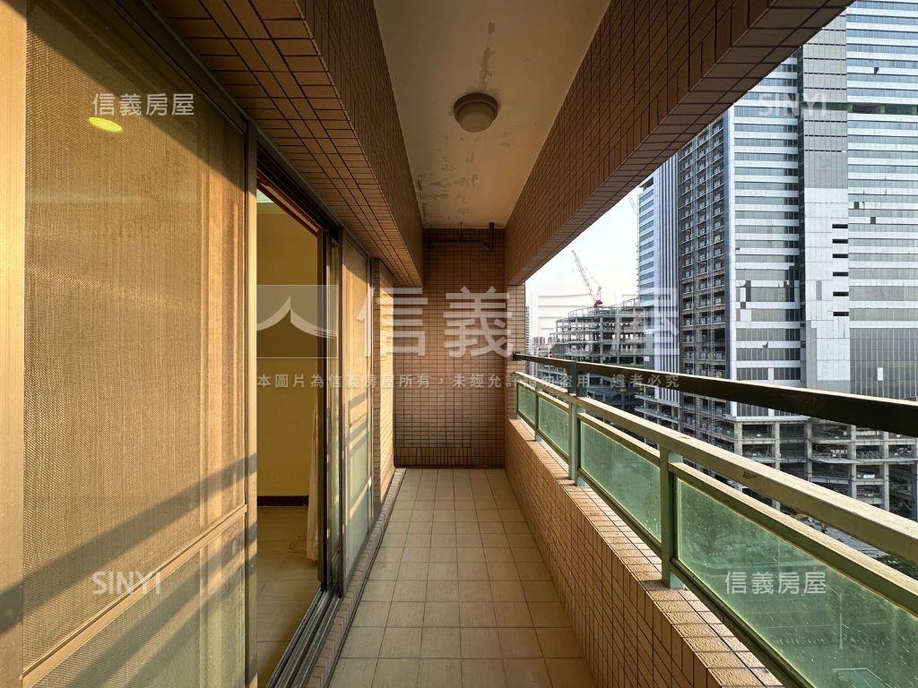 凹仔底首排樓中樓豪邸平車房屋室內格局與周邊環境