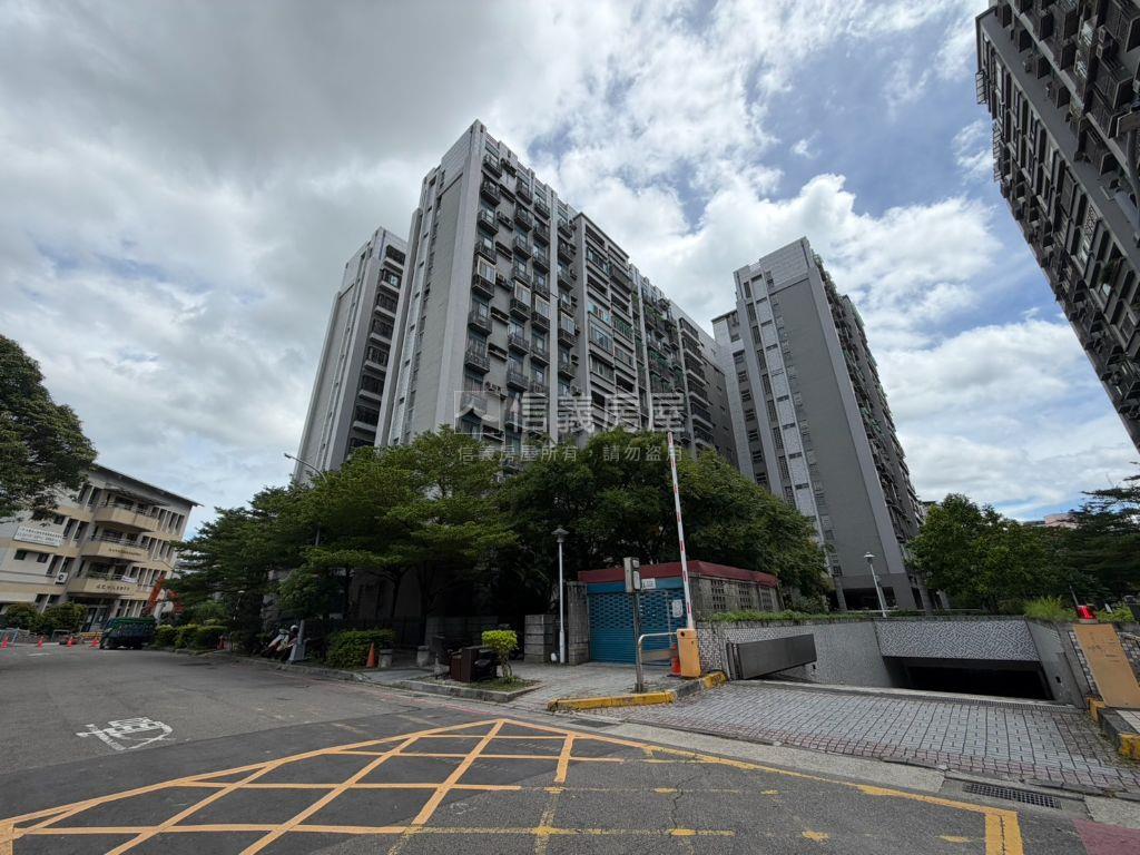 稀有空一六區四房房屋室內格局與周邊環境