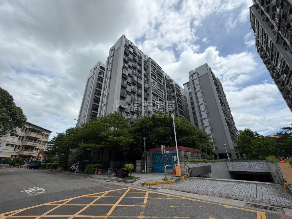 稀有空一六區四房房屋室內格局與周邊環境