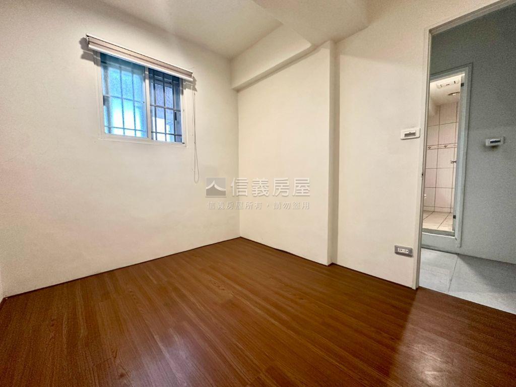 稀有釋出東光皇家三房車位房屋室內格局與周邊環境