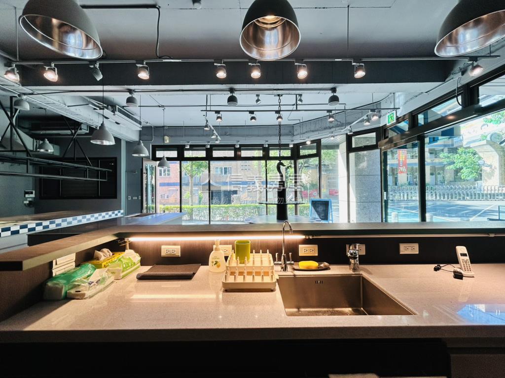 迴龍國小．三角窗金店面房屋室內格局與周邊環境
