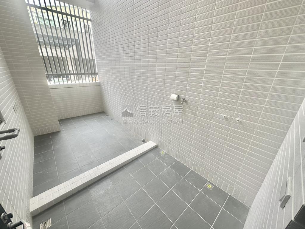 全新精蒔講義九米面寬店面房屋室內格局與周邊環境