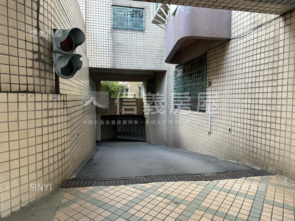 建國國宅全家店面房屋室內格局與周邊環境