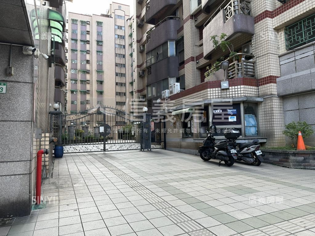 建國國宅全家店面房屋室內格局與周邊環境